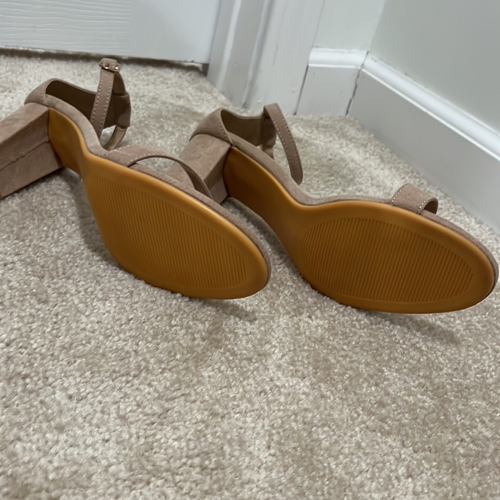 Nude Pumps - Picture 2 of 3